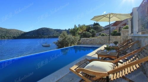 Vila 220 m2 s bazenom na zemljištu 610 m2 prvi red uz more – Dubrovnik otoci